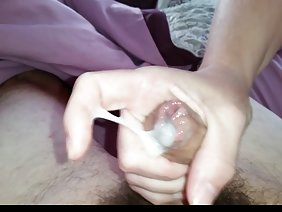 兩個刮風的躺椅去燒烤，而他們的傢伙在工作時注射。迷人的女人有他們的舊地方 - 一個帶燒烤，廚房用具和酒窖的別墅，有人慷慨地給鑰匙。烤肉，起泡酒和清新空氣的獨特香氣催生了不可抗拒和迷人的女朋友，他們對厚厚的烤香腸的出現感到興奮。突然間，爪子喚醒了一種不健康的興趣，嘗試使用完美包含在褲襠中的熟肉製品嚐試女同性戀惡作劇。