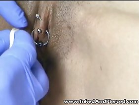 一個自信的男人經常穿過陌生的村莊尋找或多或少漂亮的女孩，她們可以用金錢來引誘性生活。他很清楚，在任何一個村莊，女孩都沒有機會賺大錢，而且他們根本就沒有選擇不拿錢。今天，他遇到一個有雀斑的鄉村美女，他設法讓她去展示她的擠奶，然後他媽的在街上。