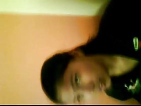 一位年輕的黑髮女郎，長著漂亮的長發，舒適地坐在柔軟的床上，周圍環繞著多色枕頭。這個女孩的腿廣泛傳播，露出了她毛茸茸的貓的美麗景色。一個婊子首先沉迷於自己的手指一段時間，但很快她意識到一個專門的設備更適合這個目的 - 一個長的振動器，保持在她的床頭櫃。在性愛的嘴唇和陰蒂上駕駛它們，小雞很快就開始呻吟，並從快樂中蠕動。