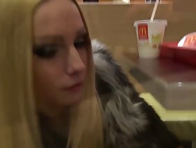 賴利已經厭倦了大學學習和她虐待的父母，迷人的金發女郎必須與他們共享一個生活空間。厭倦了以上所有，女孩收拾好她的背包，搭便車。拿起萊利的第一個司機竟然是一個有趣的對話者，對她也很有吸引力。甚至沒有行駛幾公里，乳頭開始解開男人的褲子並做一個口交，然後將她的腿伸展在行李箱的半開。