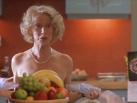 Sasha穿上誘人的絲綢內衣，穿上她的腿他媽的絲襪，取悅她的情人。他完全欣喜地看到了這一奇觀，但仍然喜歡在裸體中享受苗條的年輕美女身體，快速地從女孩身上移除幾乎所有的配飾。然後她和伴侶的搭檔玩了一會兒，讓他穿透她狹窄的裂縫。但是他很長一段時間沒有這樣做，最終還是把Sashkin放到了後門。