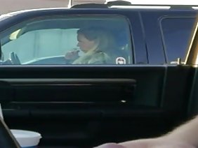 分析一下，這傢伙發現了一位老振動器最喜歡的阿姨。考慮到手淫的玩具，他想像一個成熟的女人如何將她按到她的陰部並獲得高潮。突然，走進房間的阿姨手裡拿著一個親密的小東西抓住了她的侄子，感到很尷尬。豐滿的女士長時間沒有沉迷於一個嗡嗡作響的男朋友，在她的眼前，她的侄女穿過牛仔褲挺身而出。這種感覺是如此美麗以至於她想要完成，她將一個好奇的變態按到大胸部並誘惑做愛。這個淫蕩小伙子的冒險者變得有點歪，但這並沒有阻止戀人同時經歷暴力狂喜。