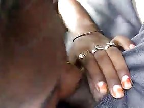 這位性感的黑髮女士同意不僅向婦科醫生展示她的甜蜜的陰部，她也來到了這位預約，而且還向實習生們展示。當學生和醫生一起進入辦公室時，小雞已經躺在沙發上，腿伸得很寬。向年輕醫生展示如何進行檢查，醫生開啟了美容並決定花點時間。拉出他巨大的陰莖，他開始交替插入病人的所有洞，直到他把她帶到高潮。在各種各樣的姿勢下操了她，這位農民在肛交中豐富地完成了這位女士，她非常高興。在沙發上成為癌症，女孩明確表示她不介意做愛。