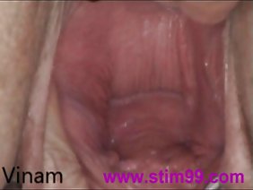 這位成年女士厭倦了她的丈夫，她不想滿足自己的性需求而且經常打高爾夫球。對性的不斷渴求促使她叛國，她決定擺脫整個計劃。當她的丈夫開始做生意時，淫蕩的女人等待，並立即打電話給兩個黑人戀人，幾乎沒有等待他們及時趕到。一旦出現了兄弟們，那無拘無束的姨媽就沒有開始抽出時間，開始從門口抽出來，從臉頰上取下巧克力陰莖。在貪得無厭的傢伙中強烈勃起，淫穢的女人在嘴里和溫柔的陰部給了自己一滴眼淚。