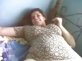 勤奮的夏娃利用一切機會賺錢。一個人只能出現空閒時間，因為她放下辦公用品並開始色情視頻聊天的在線廣播。有一天，坐在下一個辦公室的一位同事看到了這個廣播。什麼都做不了，女孩不得不讓他加入，這樣他就不會讓老闆太過分了。這對夫婦一起為觀眾安排了一個真實的節目，最終在她的陰部精子流中結束。