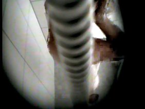 這些傢伙們聚集在一起，打電話給朋友，並把他媽媽分到他媽的身上。當那傢伙看到他的繼母在廚房裡取悅他的同誌時，他非常沮喪。他非常擔心他的父親會發現這一點，但是幾杯后他放鬆下來並加入了狂歡。兒子和她的朋友輪流將棍棒揉成女主人的柔軟的陰部，然後大聲說完。