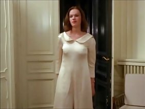 很多女孩，如果只是呆在家裡獨自一人，不知道該怎麼做，開始覺得無聊，但不是這個視頻的女主角。 Pyshka決定不浪費時間徒勞，在他身上扮演一個小的三分鐘色情片。在這個過程中，這位女士坐在鏡頭前，雙腿分開，煞費苦心地拉著肉餃子，在此過程中呻吟著愉快。錄音持續的時間越長，女孩的聲音就越大，直到最終她成為一個自然的結局。