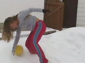 Jordi喜歡騎自行車，騎車穿過他的小鎮的街道，直到Veronica進入他的視野 - 他墮落的鄰居，他決定穿著誘人的紅色連衣裙在新鮮空氣中散步，完美地強調她多汁的形狀。從他看到的那個可憐的人失去了對車輛的控制並壓碎了他的腿，所以這位有愛心的女士不得不帶他去他家。顯然，該案件不僅限於膝蓋骨折的治療 - 該成員也得到了足夠的重視。