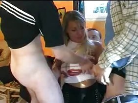 一個年輕的黑髮女郎穿著輕薄的睡衣，幾乎沒有遮住她誘人的表格，坐在一張桌子旁讀一本雜誌。她的年輕人一直在看著一條毫不客氣地伸展的腿和一個戴著帽子的婊子，但卻沒有忍受並爬到桌子底下。巴巴並不介意，儘管她不願意分心閱讀。只有一個漫長而艱苦的工作語言，這個人能夠得到女孩的回應。儘管她以各種可能的方式表現出她的不感興趣，但她的身體反其道而行之。