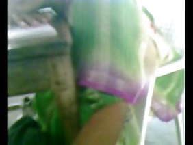 一個女人在淋浴時手淫到音樂，幾乎完成了，突然門鈴響了。她丈夫的禿頭朋友來邀請一位朋友參加他最喜歡的球隊的比賽，幾乎毀掉了這位女士的所有嗡嗡聲。妻子不在家，布魯內特要求一位意外的客人在大廳等候，直到她在浴室裡完成家務。小雞試圖在淋浴時繼續陰部按摩，但討厭的傢伙又打擾了她。他沒有敲門，就走進了家庭主婦愛撫洞口的房間，用手臂抓住了那位漂亮的女士。裸體的婊子已經非常興奮，為了狂喜，他誘惑了無禮，第一次改變了他心愛的人。