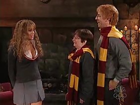 聖彼得堡一對精緻的夫婦沿著堤岸散步，享受著這座偉大城市的建築之美。經過短暫的短途旅行後，年輕人醒來的感覺，他們回家在溫暖的床上享受良好的性生活。布魯內特允許自己脫衣服並開始工作。柔軟的嘴唇，她吸了一個肥胖的凹凸，並將陰莖的基部握在她的拳頭，用口交激動紳士。感覺到心愛的人想抓住她的洞，女孩坐在木樁上，屁股對著那個傢伙，並有節奏地移動卷。陰道他媽的只有razvazorivaet伴侶和熱身後，他附在後面，並在她的一側肛門床上撕裂她的朋友。