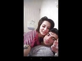 皮埃爾伍德曼歡迎另一位喜歡性和輕鬆賺錢的東歐美女。這個女孩說英語不好，於是她帶著翻譯來參加會議，在她提出的每個問題後不斷轉向她。幸運的是，進一步的演員並不意味著長時間的對話 - 新手女演員所要求的只是大聲呻吟，而皮埃爾自己先是亂搞她，然後是他的幾個同事。是的，並沒有真正在這裡談論，當一個巨大的辣根在嘴裡戳。