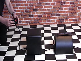 一個有著堅實形態的成年女士喜歡在自己家的後院調皮。粗俗的女士從軟管中倒出，將一股水流引到多汁的屁股上，並在鄰居的窗前搖動大山雀。另一方面，來自豪宅的那個人並沒有簡單地欽佩一個孤獨的寡婦如何用狂野的滑稽動作誘惑他。不久，一個巨大的陰莖出現在框架中，立即讓甜心進入流通狀態。用嘴唇擠壓生殖器，她在技術上握了握手，導致卵子在陰囊內滾動。一個男人帶著口交，一個成熟的黑髮女郎在寬敞的情節的各個角落向一個快速的情人投降。