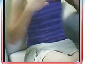 漂亮的Caprice身穿半身衣服衝進臥室，當時她的伙伴正在那裡休息。這個女孩坐在他的背上，對他的傷勢進行了輕微的按摩，設法全神貫注於自己。 Ebar旋轉，復活並開始伸展她的手臂，刺激她朋友的性感區域，她感激地開始熱切地吸收他的陰莖。結束了長期前奏充滿熱情的他媽的。這個傢伙長期在廣泛傳播的腿之間敲打Caprice，並且在沒有將他的陰莖從濕縫中移開的情況下，他將那裡的所有精子都降低了。