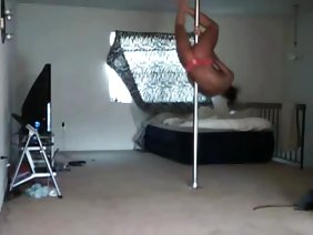 在一個暴風雨的夜晚之後，新覺醒的戀人Leila和Kai以熱情的親吻互相打招呼，之後他們之間的性緊張呈現出更加爆炸性的形式。 Chika開始親吻男朋友的抽軀幹，越來越低，直到她接近他的陰莖頭部。然後，用溫柔的嘴巴撫摸著他，戲弄她的舌頭，她給了他很多愉快的情感。當這個傢伙終於得到她的甜蜜的縫隙並卡在那裡時，幾乎立刻得到了一個高潮。