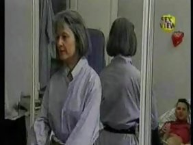 富有創造力的女人推著她謹慎的ebyrya，在朋友面前，她敢於把她當作混蛋，在池中惡作劇。水多年來沒有變化，可能是一百，都變成了綠色，只有側面的青蛙還不夠，所以疲憊不堪的女士們緊急洗漱，好奇的妻子問起女朋友想與她心胸狹窄的狗發生性關係。實用的客人優雅性感地抬起她的衣服，她準備引誘ebyrya而不僅...