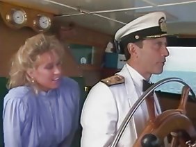 帶有開胃形式的多汁金發女郎在鏡頭前轉動，故意戲弄操作員，首先將她的屁股轉向他，然後用她的手指在她的粉紅色的陰部。但是，由於女孩沒有嘗試，她無法獨自滿足自己。因此，一位專家笨蛋被緊急召喚起來，他起初巧妙地舔她朋友的陰蒂，然後坐在上面。一位經驗豐富的騎手在陰莖上做了一個真正的牛仔競技表演，很容易在二十幾厘米內完成。這個人堅持了很長時間，但這並不是不可能的結果。