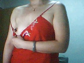 在她的年齡之前，熟練的莉莉用優質的口交取悅她的男朋友。當那個傢伙剛剛看到一個年輕女孩的大乳房之間的性空洞時，他立刻形成了一個病態的立管。如何處理常任成員，莉莉無需解釋。婊子巧妙地用手摟著他，開始抽搐和吸吮，不要忘記註意雞蛋。從批准的大聲呻吟的農民來看，她表現得很好。在婊子的盡頭擺脫了胸罩，為什麼她的​​伴侶用卡明填飽肚子。