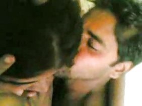 這個女孩答應她的朋友在第一次約會時幫助選擇禮服，她用吻來攻擊她。她的嘴唇如此輕柔地滑到脖子上，一個尖銳的舌頭讓那些硬化的乳頭感到愉快，這位女士屈服於誘惑，讓她在女同性戀的懷抱中放鬆。不久，小雞們搬到了臥室，在那裡他們在一張柔軟的床上互相對峙。一切都是如此美妙，但沒有足夠的經驗豐富的渣女，她讓一個朋友打電話給她的男朋友並邀請他去參觀，在那裡等待他的意外驚喜。當這個男孩來見她的情人時，他抓住她的裸體，舔陰部貪得無厭的金發女郎。