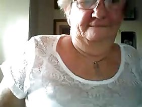 如果一個女孩為熱性做愛，應該怎麼做，但附近沒有一個人？當然，在沙發上舒服自在地玩耍。 Angelica就是那麼做的。女孩解開她的襯衫並觸摸她硬化的乳頭就足夠了，因為她的內褲立刻變得又濕又濕，她的手指伸向生殖器的嘴唇和陰蒂。 Angelica還有足夠的時間，所以她決定將樂趣擴展到最大程度。