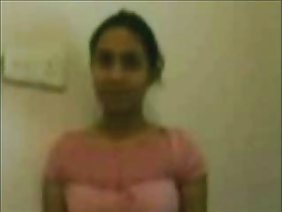 兩個老人zadrotki用手中的操縱桿在電視機前花了一些時間，直到其中一個人看著客人，他們決定快速緩解累積的性緊張。讓女孩們從他們最喜歡的視頻遊戲中分散注意力是一項艱鉅的任務 - 即使當笨蛋發現她的傢伙並開始把它推到其中一個女朋友的陰部時，她仍然試圖忽略它。然而，它並沒有持續多久。很快婊子乖乖地跪下，開始貪婪地舔愛人的弩。