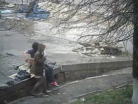 當Lexi走在街上時，幾個年輕人用吉普車跟著她，讓各種各樣的粗俗感到她。淫蕩的婊子已經很高興，她終於被兩個樹幹搞砸了，但在最後一刻，zadroty被嚇壞了，然後又回去了。幸運的是，旁邊有一個真正的男人，而不是笨拙的舌頭更喜歡行動。他很快發現了他的裝置，讓那個女孩患上了癌症，直接倚在汽車的引擎蓋上，然後徹底搞砸了。然後這對夫婦去了一個更隱蔽的地方，在那裡她完成了工作。