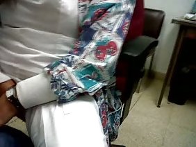 在閱讀色情文學的啟發下，一名年輕學生沒有立即註意到那個帶著相機看著她的人。但當他進入她的視野時，這對夫婦之間開始了一場奇怪的對話，很快就從討論書籍變成了一個更親密的渠道。女孩顯然是免費贈送的，但是這位女孩決定通過從口袋裡掏出一大堆鈔票來大大加快這個過程。一旦現金轉移的事實發生，賤人開始解決戰利品，提供租用她的洞。