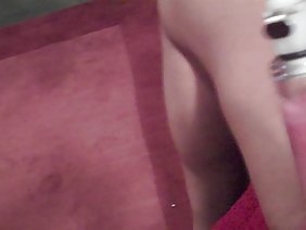 Tegan很久以前就沉沒在她兒子的朋友身上，正在尋找一個讓她的性幻想成為現實的便利機會。對她來說幸運的是，對於那個人來說，她也不必等待很長時間。肖恩和一位朋友留下了一個背包，他決定在他不在的時候撿起它。漂亮的Tegan在一個色情的工作服上遇到了一位客人，通過一個大的緩衝區清晰可見。因此，那個從他所看到的東西略顯偏僻的少年並沒有在任何地方逃跑，這位女士給自己戴上手銬並把他拖進去他媽的。