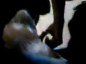 在一個陽光明媚的夏日，凱莉不想獨自坐在家裡，順便說一句，去其他地方。因此，她邀請她一個男人。米爾菲花了相當多的時間將一位新朋友的注意力吸引到他巨大的胸膛上，很快他就在他的雙腿之間衝著他的陰莖。當愛人有點疲憊時，凱利就像一位經驗豐富的騎手一樣跳上了他的主動權。看著一個巨大的自然胸部在他面前顫抖，這個傢伙從他的快樂中獲得了更多的快樂。