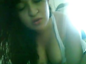 一大早，女主角伯尼斯沿著女孩的床上用品，穿著性感的比基尼身體，走向海邊的岩石台階。只有一個甜心安頓在他的背上，將他的皮膚暴露在朝陽的柔和早晨的光線中，就像飛快地衝過空氣的東西一樣，翻到水里，在激烈的女性身體上飛起一陣飛濺。這是一個懸崖上的當地笨蛋，打動了美麗，同時從高處墜落中獲得了腎上腺素跳躍。這個行為是幼稚的，但它應該引起小雞伯尼斯的注意，伯尼斯用手指向她伸展的恥骨之間伸出跳躍。