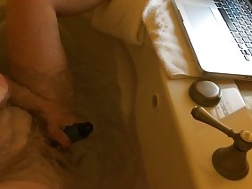 一位漂亮的女士盯著那個照顧女兒而不斷騷擾他的男人。這個女孩感到憤怒，母親想把男朋友拖到床上，甚至沒有隱藏它。當年輕人獨自一人在臥室裡做愛時，婆婆悄悄地爬起來抓住了那一刻。金發女郎坐在她男朋友的臉上，當一個朋友的成員閒置時，他們享受了一個偉大的舔陰。一位成熟的女士把它放在嘴裡，決定練習前戲。這個傢伙很高興在豐滿的嘴唇上操這個性感的媽媽，但這個天真的婊子根本沒有受到啟發。這位特色女孩在此之前已經長時間安撫，其中三人從事良好的團體性交。