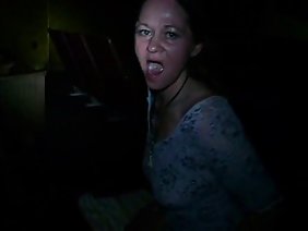 一大群年輕人和女孩在這個國家休息。在閣樓舒適地安頓下來並使音樂更響亮，活動的主持人提供了玩黑手黨遊戲作為娛樂的脫衣服。不到半個小時，因為整個公司已經成對並積極互相舔。一個特別幸運的年輕人立刻得到了兩個關心的母狗，他們急切地撲向他的陰莖。然後，當然，這些人討論所有的慣例，最終結果是團體性交和合作夥伴的積極變化。