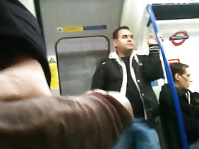 一個愚蠢的人在向一個有影響力的商人投入大筆資金時遇到了麻煩，並且他沒有錯過獲得平等的機會。當欺詐者躲藏起來時，他的對手在家中探望他，並獨自找到了他的妻子，並立即決定利用它。警告說她會他媽的，鬍子椒鹽捲餅拉起她的衣服，打了個金發女人的屁股。令人驚訝的是，受到這種壓力的激動，這位有吸引力的妻子本人並不反對吮吸lecher的站立陰莖。允許在緊張的肛門otzharit自己，在強迫叛逆期間接受多次性高潮。