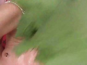 當艾拉的同學們嫉妒一個大乳房和一個漂亮的女孩時，帶著她的笑話和侮辱讓她流淚，這位充滿愛心的教授德拉匆匆幫助，解釋了多汁胸圍的所有優點。一旦他從女孩身上取下妨礙她的衣服，不得不在她的陰部稍微挖一下她的手指，就沒有跡象表明她心情不好。即使恰恰相反，她變得更加感性和主動性 - 她獨立地將教授的家庭放在嘴邊，然後將她推向喉嚨。