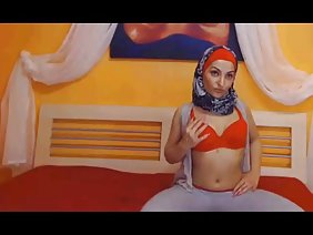 老闆給了員工一個重要的任務，當這個傢伙長時間把自己鎖在廁所裡時，他非常憤慨。好奇的女人對下屬在工作時間做了什麼感興趣。這位女士打開了通往廁所的門，抓住了一名坐在馬桶上的禿頭手銬，用右手努力按摩該成員。該男子試圖為自己辯護，但導師意識到他對她巨大的乳房感到非常興奮並命令他閉嘴。長發的摩洛伊斯蘭解放陣線抬起她的襯衫，在一個成熟的搗蛋鬼的臉上拋出別緻的胸部，蹲下來準備在工作日的高度稍微墮落的行李箱。