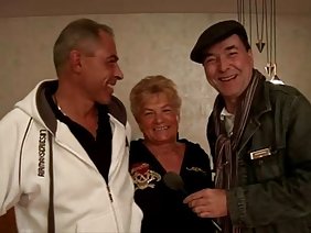 熱門色情片以美國情侶為主角。首先是一個長長的口頭前奏，在此期間，女孩將她的男朋友移開，將她的絲內褲推到一邊，並深深地將她的舌頭吸進她多汁的陰部。這個傢伙顯然是他的手藝大師，因為很快小雞想要感謝他的時髦嗓音和他媽的他媽的。寶寶最後一次開始坐在陰莖上，接受了意想不到的體內射精。